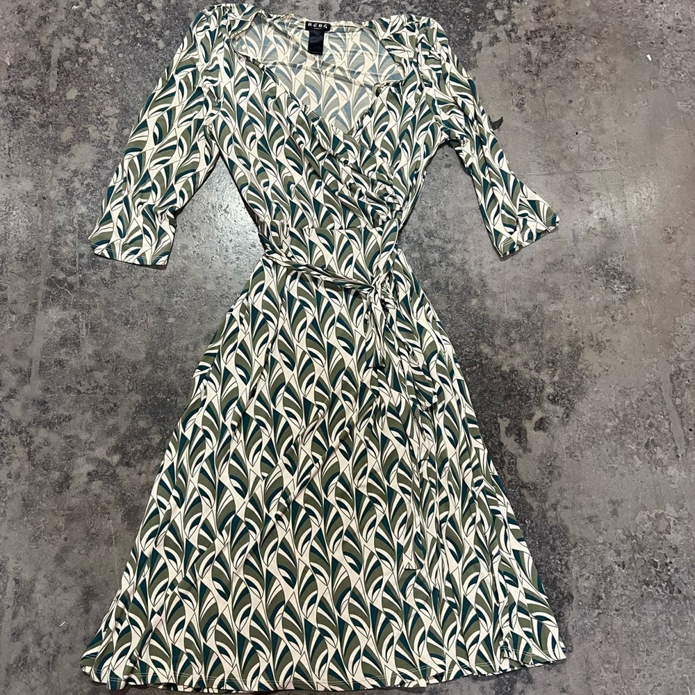 BCBG Vintage Green Tie Waist Leaf Patterned Wrap Dress